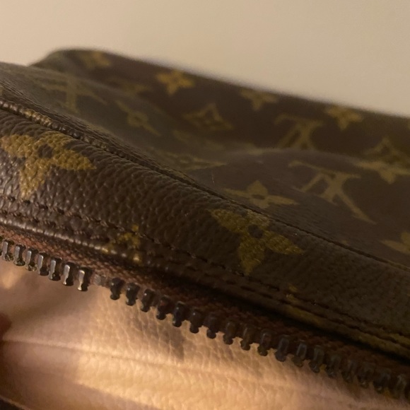 Louis Vuitton Toiletry bag! - Picture 8 of 11